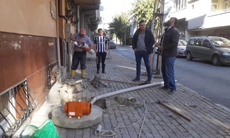 Eskişehir logar açma — apartman önü açılmış logar kapağı, kanalizasyon temizliği için ekipman