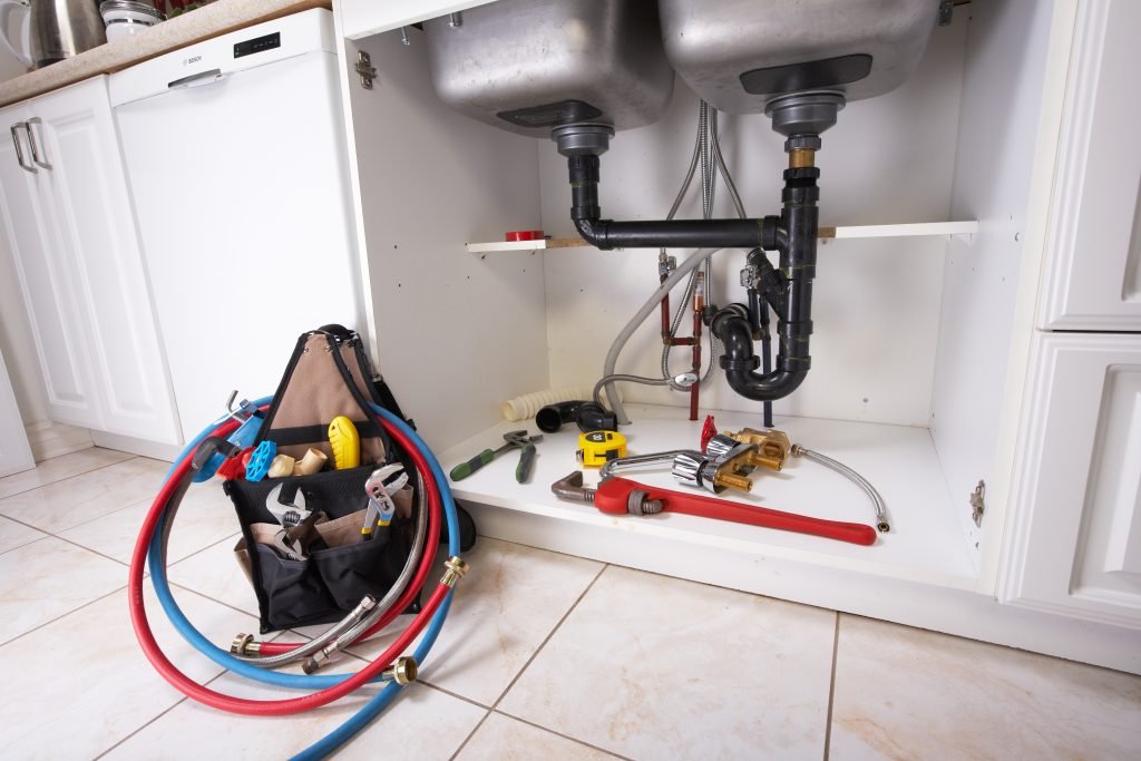 Eskişehir su tesisatı — mutfak lavabo altı PPRC boru tesisatı, sıhhi tesisatçı alet çantası, vana ve fittings