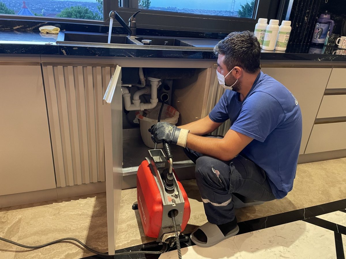 Eskişehir tıkanıklık açma — mutfak lavabo altında robotlu spiral makine ile lavabo açma, klozet tıkanıklığı açma, küvet açma